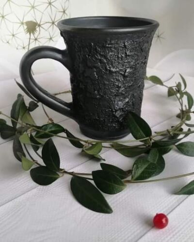 Kubek dekorowany, czarna glina