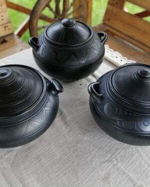 Waza dekorowa z pokrywą, Rzymska, czarna glina